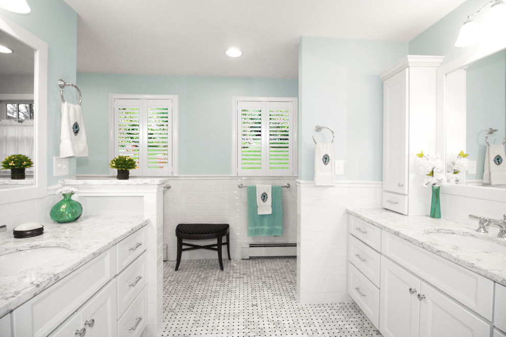 Источник вдохновения для домашнего уюта: большая главная ванная комната в стиле неоклассика (современная классика) с фасадами в стиле шейкер, белыми фасадами, открытым душем, раздельным унитазом, белой плиткой, керамогранитной плиткой, синими стенами, мраморным полом, врезной раковиной, столешницей из искусственного кварца, серым полом и открытым душем