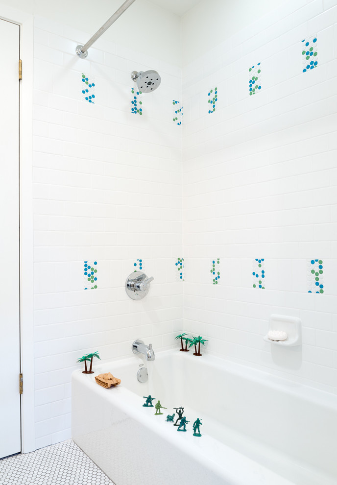На фото: ванная комната среднего размера в стиле ретро с