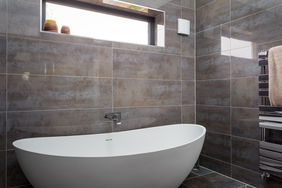 Свежая идея для дизайна: большая главная ванная комната в стиле модернизм с отдельно стоящей ванной, душевой комнатой, коричневыми стенами, коричневым полом и открытым душем - отличное фото интерьера