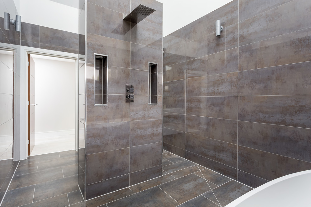 Imagen de cuarto de baño principal minimalista grande sin sin inodoro con bañera exenta, paredes marrones, suelo marrón y ducha abierta
