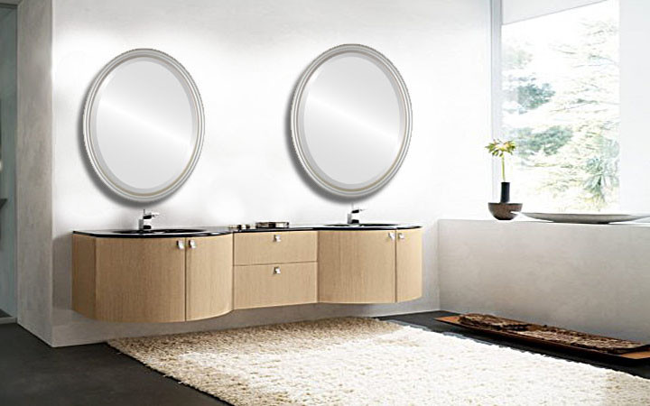 Exempel på ett modernt en-suite badrum, med möbel-liknande, bruna skåp, en dusch i en alkov, en toalettstol med hel cisternkåpa, beige väggar, ett nedsänkt handfat, granitbänkskiva, brunt golv och dusch med skjutdörr