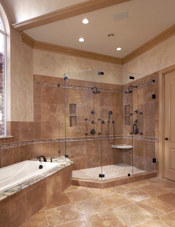 На фото: главная ванная комната среднего размера в средиземноморском стиле с фасадами в стиле шейкер, белыми фасадами, накладной ванной, угловым душем, бежевыми стенами, полом из травертина, врезной раковиной, коричневым полом и душем с распашными дверями с