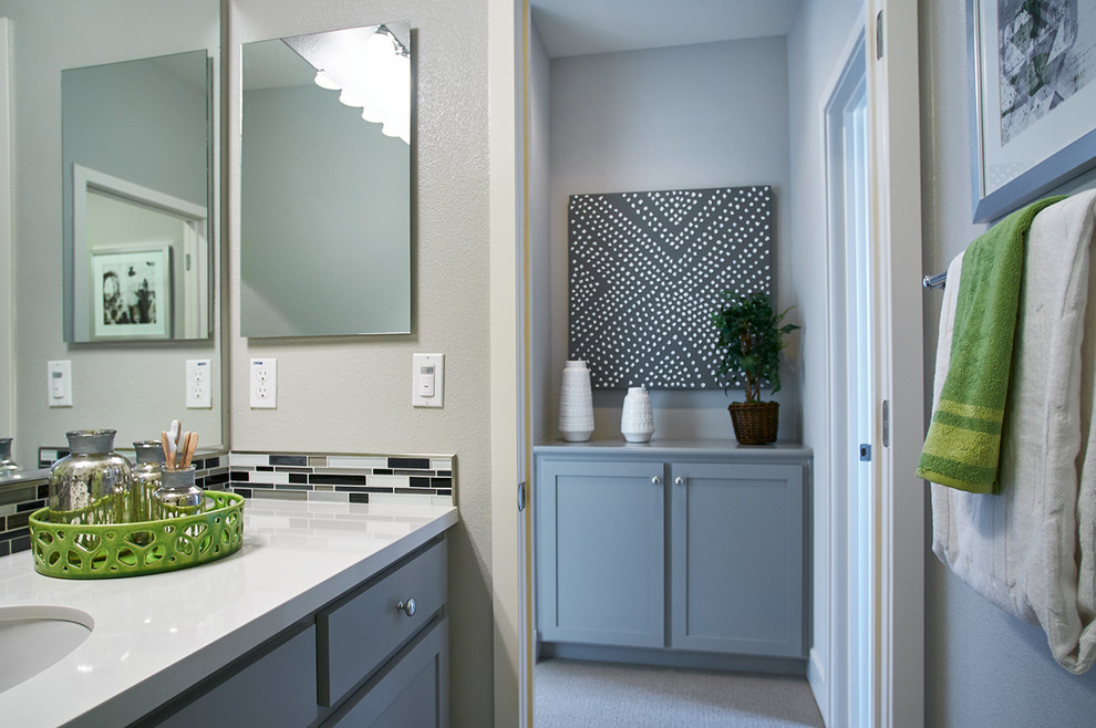 Exempel på ett retro badrum, med skåp i shakerstil, grå skåp, svart och vit kakel, mosaik, grå väggar och ett undermonterad handfat