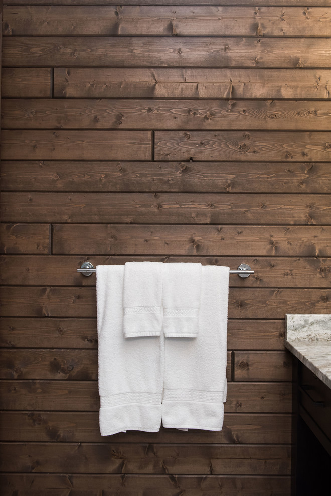 Immagine di una grande stanza da bagno padronale rustica con ante in stile shaker, ante in legno bruno, vasca ad alcova, doccia alcova, WC a due pezzi, piastrelle grigie, piastrelle in ceramica, pareti marroni, pavimento in laminato, lavabo sottopiano, top in granito, pavimento marrone, porta doccia a battente e top grigio