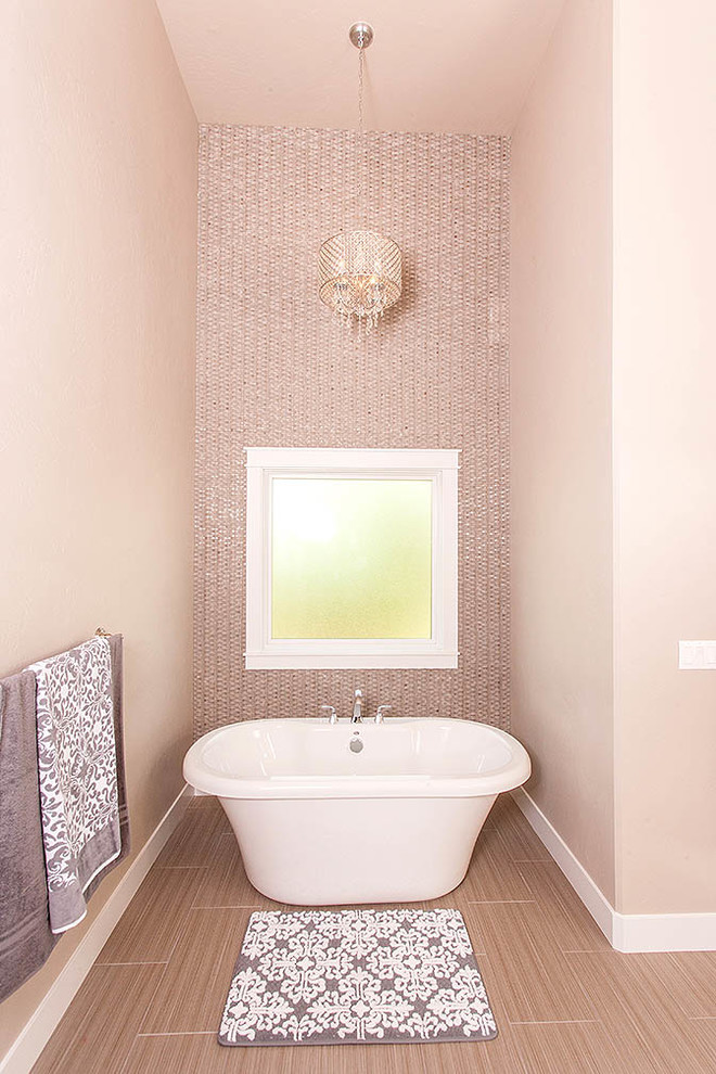 Пример оригинального дизайна: главная ванная комната в стиле модернизм с серой плиткой, керамогранитной плиткой, бежевыми стенами и полом из керамогранита