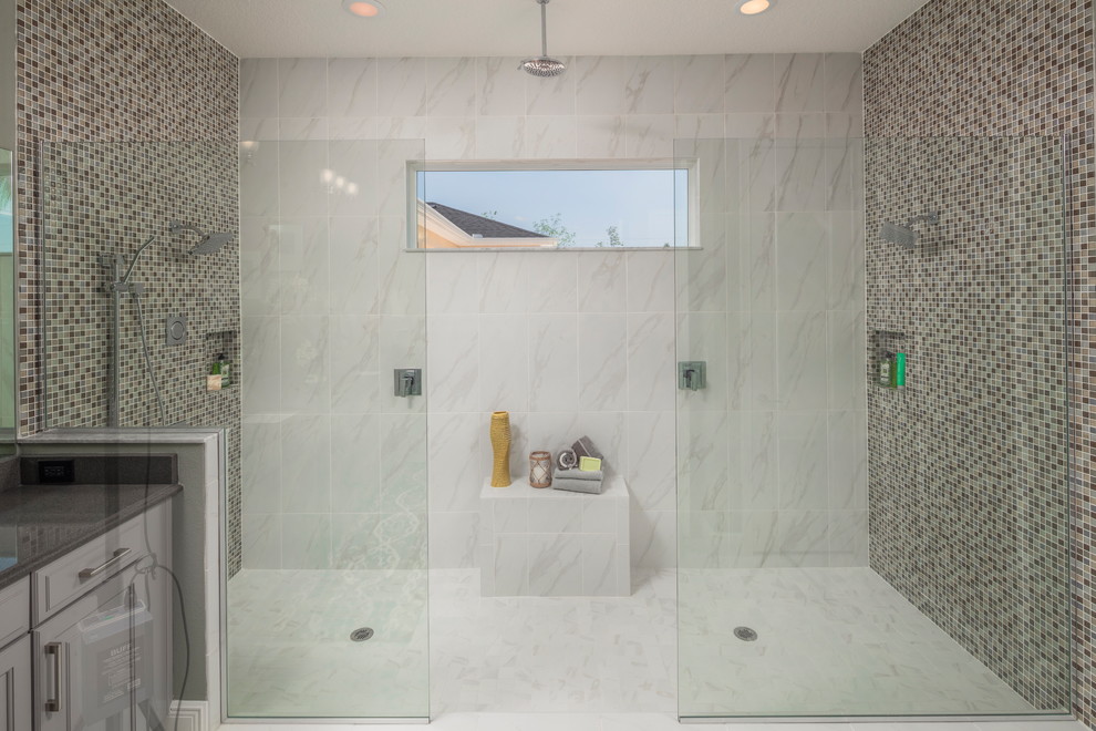 Свежая идея для дизайна: большая главная ванная комната в стиле неоклассика (современная классика) с серыми фасадами, серой плиткой, плиткой мозаикой, серыми стенами, мраморным полом, врезной раковиной, столешницей из искусственного камня, разноцветным полом, открытым душем, фасадами с выступающей филенкой, двойным душем и серой столешницей - отличное фото интерьера