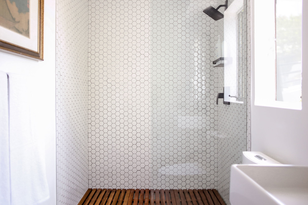 На фото: ванная комната среднего размера в скандинавском стиле с открытым душем, унитазом-моноблоком, белой плиткой, керамической плиткой, полом из сланца, подвесной раковиной и серым полом с