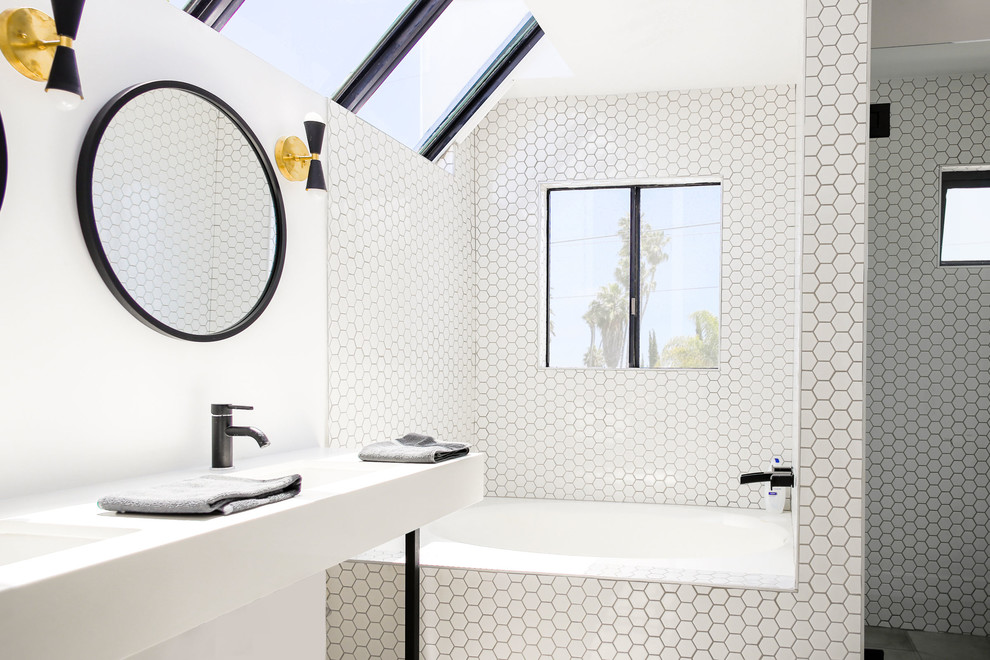 Пример оригинального дизайна: большая главная ванная комната в скандинавском стиле с ванной в нише, открытым душем, унитазом-моноблоком, белой плиткой, керамической плиткой, полом из сланца, подвесной раковиной, серым полом и открытым душем