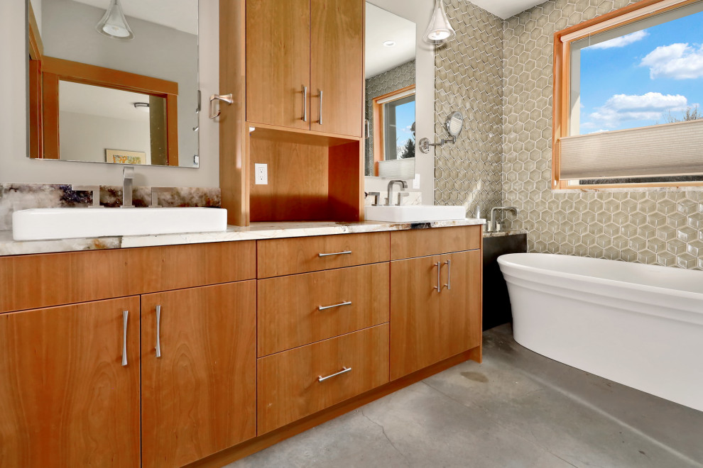 Bild på ett mellanstort rustikt flerfärgad flerfärgat en-suite badrum, med släta luckor, skåp i mellenmörkt trä, ett fristående badkar, en hörndusch, beige kakel, glaskakel, vita väggar, betonggolv, ett fristående handfat, bänkskiva i kvarts, grått golv och dusch med gångjärnsdörr