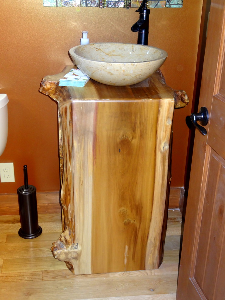 Inspiration för ett litet rustikt badrum med dusch, med ett fristående handfat, möbel-liknande, skåp i ljust trä, ett badkar i en alkov, en dusch/badkar-kombination, en toalettstol med separat cisternkåpa, orange väggar och ljust trägolv