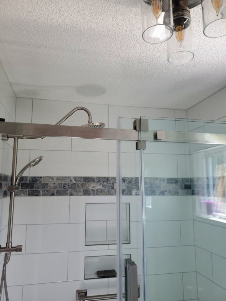 Esempio di una stanza da bagno padronale chic di medie dimensioni con doccia alcova, WC a due pezzi, piastrelle bianche, piastrelle in gres porcellanato, porta doccia scorrevole e un lavabo