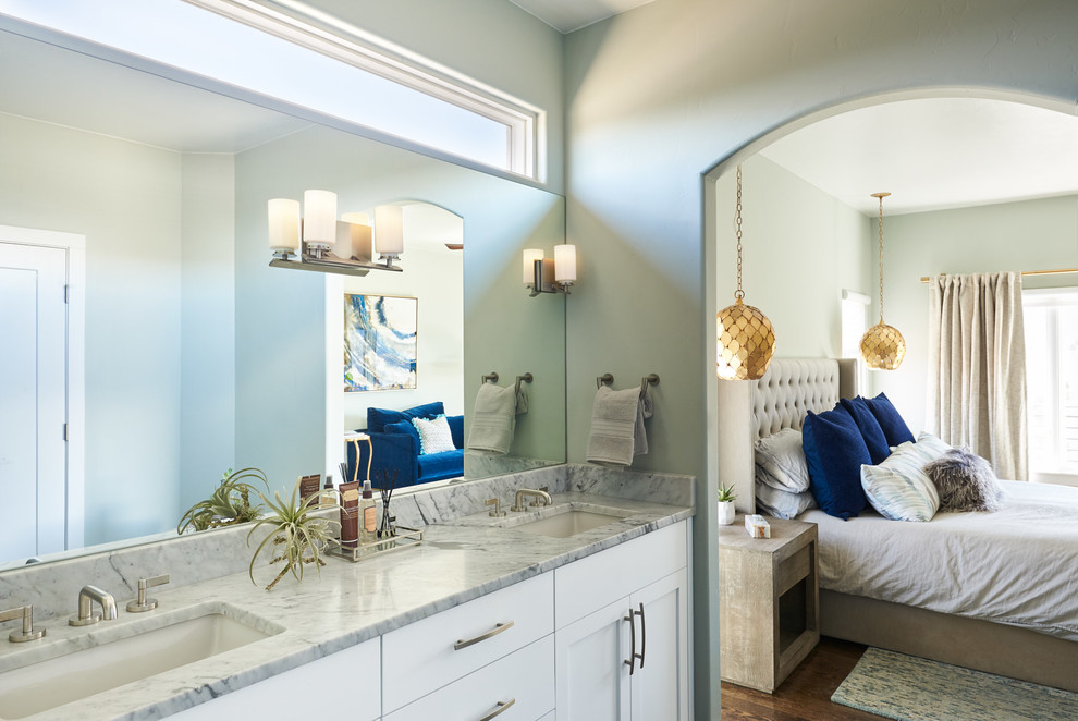 Inspiration för ett mellanstort funkis grå grått en-suite badrum, med skåp i shakerstil, vita skåp, grå väggar, mörkt trägolv, granitbänkskiva och brunt golv