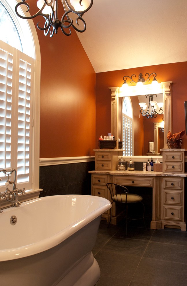 Klassisk inredning av ett mellanstort en-suite badrum, med möbel-liknande, beige skåp, ett fristående badkar, en dusch i en alkov, orange kakel, keramikplattor, orange väggar, klinkergolv i keramik, ett nedsänkt handfat, svart golv och dusch med gångjärnsdörr