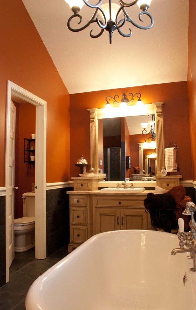 Exempel på ett mellanstort klassiskt en-suite badrum, med möbel-liknande, beige skåp, ett fristående badkar, en dusch i en alkov, svart kakel, keramikplattor, orange väggar, klinkergolv i keramik, ett nedsänkt handfat, dusch med gångjärnsdörr och svart golv