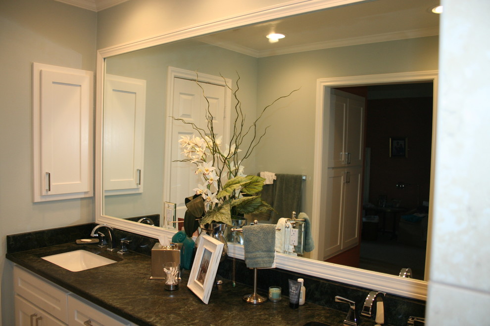 Klassisches Badezimmer mit Unterbauwaschbecken, flächenbündigen Schrankfronten, weißen Schränken, Speckstein-Waschbecken/Waschtisch und grüner Wandfarbe in Dallas