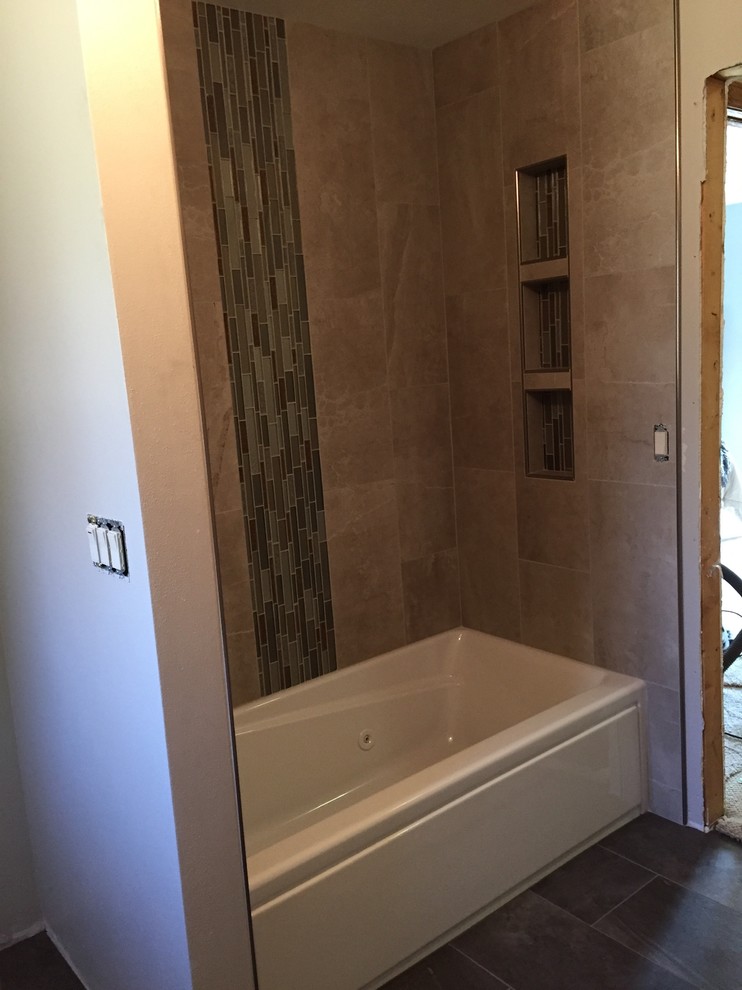 Idee per una stanza da bagno con doccia tradizionale di medie dimensioni con piastrelle in gres porcellanato, pavimento in gres porcellanato, vasca ad alcova, vasca/doccia, piastrelle beige e pareti beige