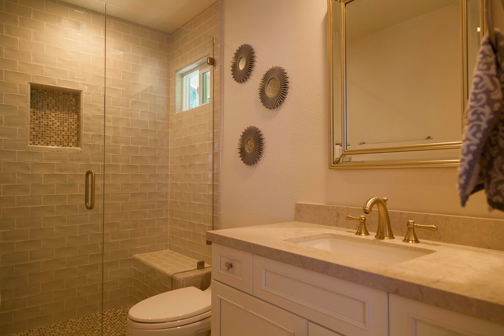 Foto på ett mellanstort vintage en-suite badrum, med luckor med infälld panel, vita skåp, en dusch i en alkov, en toalettstol med hel cisternkåpa, beige kakel, keramikplattor, vita väggar, klinkergolv i porslin och ett undermonterad handfat