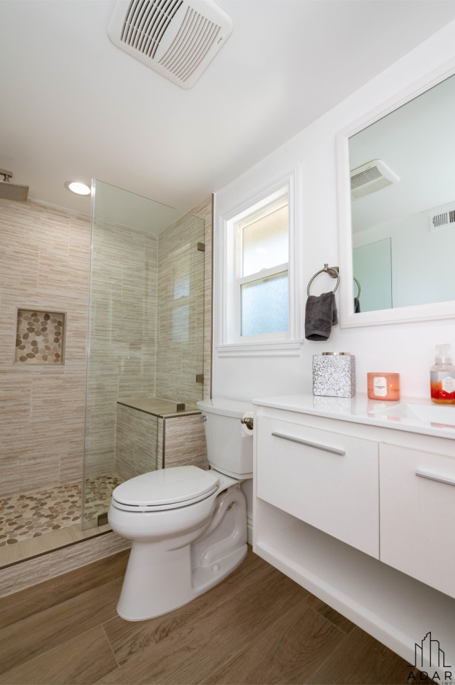 Modelo de cuarto de baño infantil y único minimalista con puertas de armario blancas, baldosas y/o azulejos de piedra, suelo de madera en tonos medios, encimera de mármol y encimeras blancas