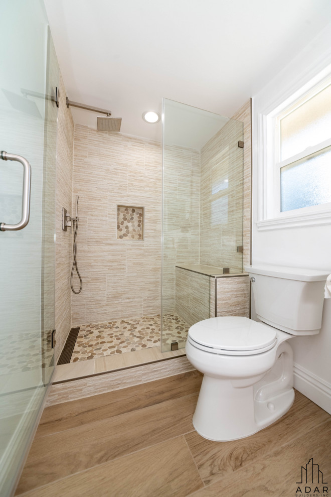 На фото: ванная комната в стиле модернизм с открытым душем, раздельным унитазом, разноцветной плиткой, плиткой из травертина, синими стенами, светлым паркетным полом, коричневым полом, душем с распашными дверями и сиденьем для душа с