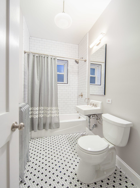 Aménagement d'une petite salle de bain principale classique avec un placard à porte shaker, des portes de placard marrons, une baignoire en alcôve, un combiné douche/baignoire, WC séparés, un carrelage blanc, un carrelage métro, un mur gris, un sol en carrelage de terre cuite et un lavabo suspendu.