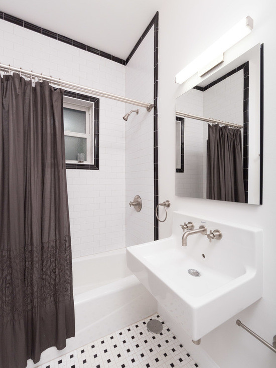 Inredning av ett klassiskt litet en-suite badrum, med skåp i shakerstil, bruna skåp, ett badkar i en alkov, en dusch/badkar-kombination, en toalettstol med separat cisternkåpa, vit kakel, tunnelbanekakel, grå väggar, mosaikgolv och ett väggmonterat handfat