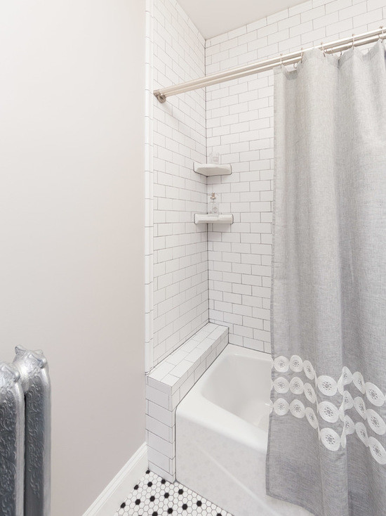 Idées déco pour une petite salle de bain principale classique avec un placard à porte shaker, des portes de placard marrons, une baignoire en alcôve, un combiné douche/baignoire, WC séparés, un carrelage blanc, un carrelage métro, un mur gris, un sol en carrelage de terre cuite et un lavabo suspendu.