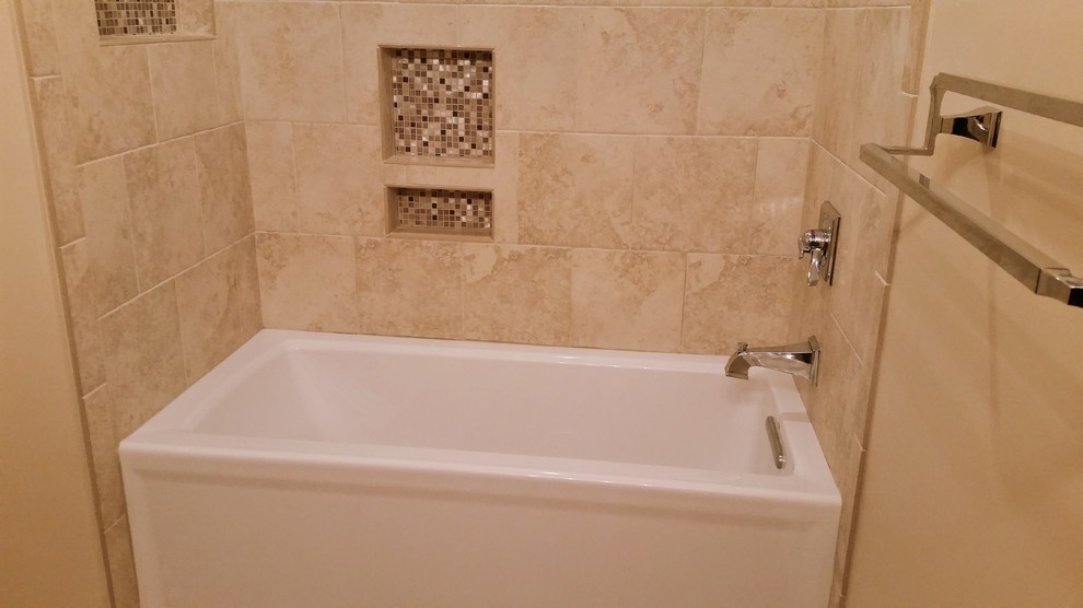 Kleines Modernes Badezimmer mit braunen Fliesen, Keramikfliesen und brauner Wandfarbe in Washington, D.C.