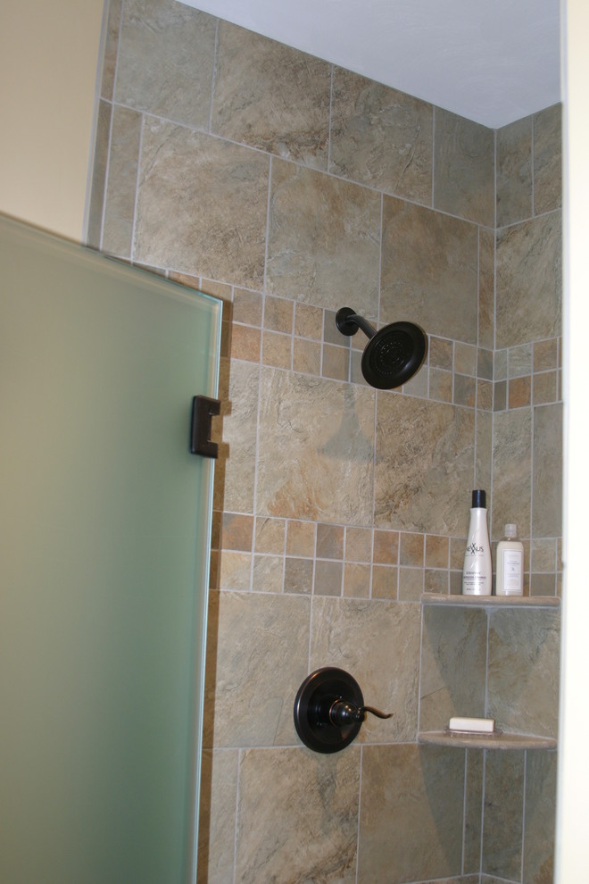 Inspiration för ett mellanstort vintage badrum, med ett undermonterad handfat, luckor med upphöjd panel, skåp i mellenmörkt trä, granitbänkskiva, flerfärgad kakel, keramikplattor, beige väggar och klinkergolv i keramik