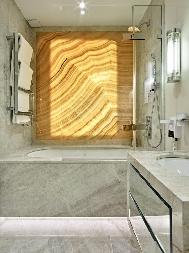 Idéer för att renovera ett mellanstort vintage badrum, med ett platsbyggt badkar, en dusch/badkar-kombination, grå väggar, ett väggmonterat handfat och grått golv