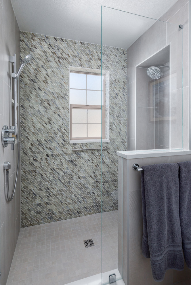 Идея дизайна: маленькая главная, серо-белая ванная комната: освещение в стиле неоклассика (современная классика) с плоскими фасадами, темными деревянными фасадами, двойным душем, раздельным унитазом, разноцветной плиткой, стеклянной плиткой, серыми стенами, полом из цементной плитки, врезной раковиной, столешницей из искусственного кварца, серым полом, душем с распашными дверями, белой столешницей, фартуком, нишей, тумбой под две раковины и подвесной тумбой для на участке и в саду