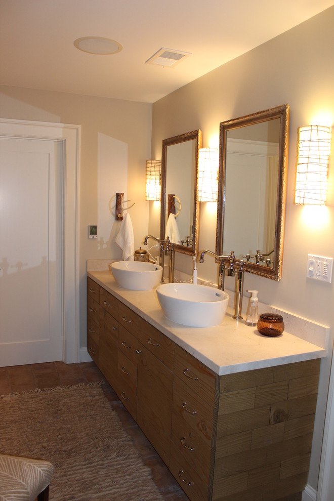 Immagine di una stanza da bagno padronale country di medie dimensioni con ante lisce, ante in legno scuro, pareti beige, parquet chiaro, lavabo a bacinella e top in granito