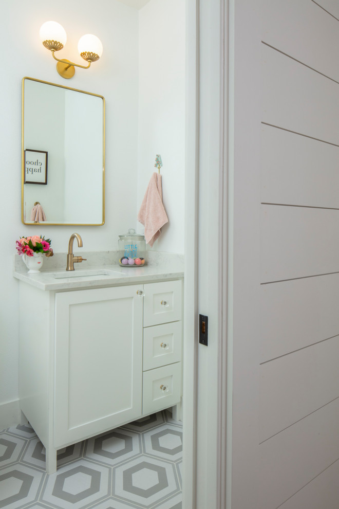 Источник вдохновения для домашнего уюта: детская ванная комната среднего размера в стиле неоклассика (современная классика) с фасадами с утопленной филенкой, белыми фасадами, раздельным унитазом, белыми стенами, полом из керамической плитки, врезной раковиной, мраморной столешницей, разноцветным полом и белой столешницей
