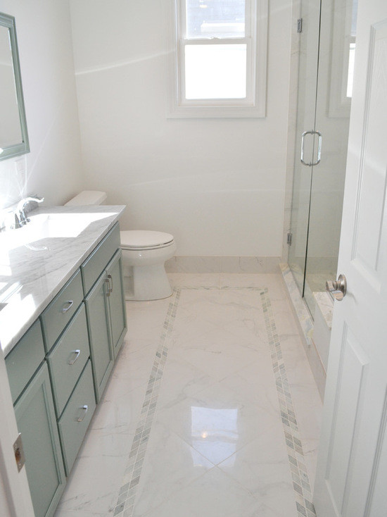 Идея дизайна: главная ванная комната среднего размера в классическом стиле с фасадами в стиле шейкер, зелеными фасадами, душем в нише, раздельным унитазом, разноцветной плиткой, плиткой мозаикой, белыми стенами, мраморным полом, врезной раковиной и мраморной столешницей