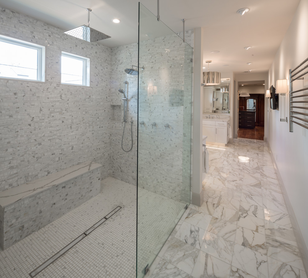 Inredning av ett modernt stort en-suite badrum, med skåp i shakerstil, vita skåp, en dusch i en alkov, vita väggar, marmorgolv, ett undermonterad handfat och med dusch som är öppen