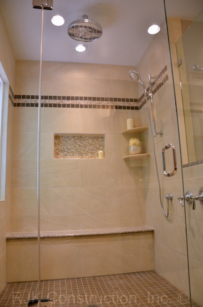 Ejemplo de cuarto de baño actual con lavabo bajoencimera, encimera de granito y paredes beige
