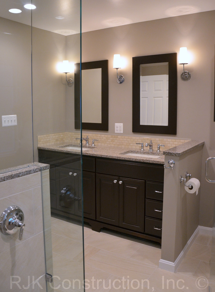Inspiration pour une salle de bain design avec un lavabo encastré, un plan de toilette en granite et un mur beige.