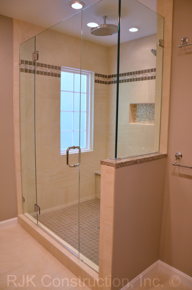 Idee per una stanza da bagno contemporanea con lavabo sottopiano, top in granito e pareti beige