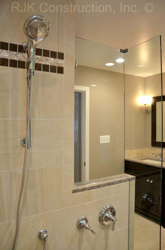 Cette photo montre une salle de bain tendance avec un lavabo encastré, un plan de toilette en granite et un mur beige.
