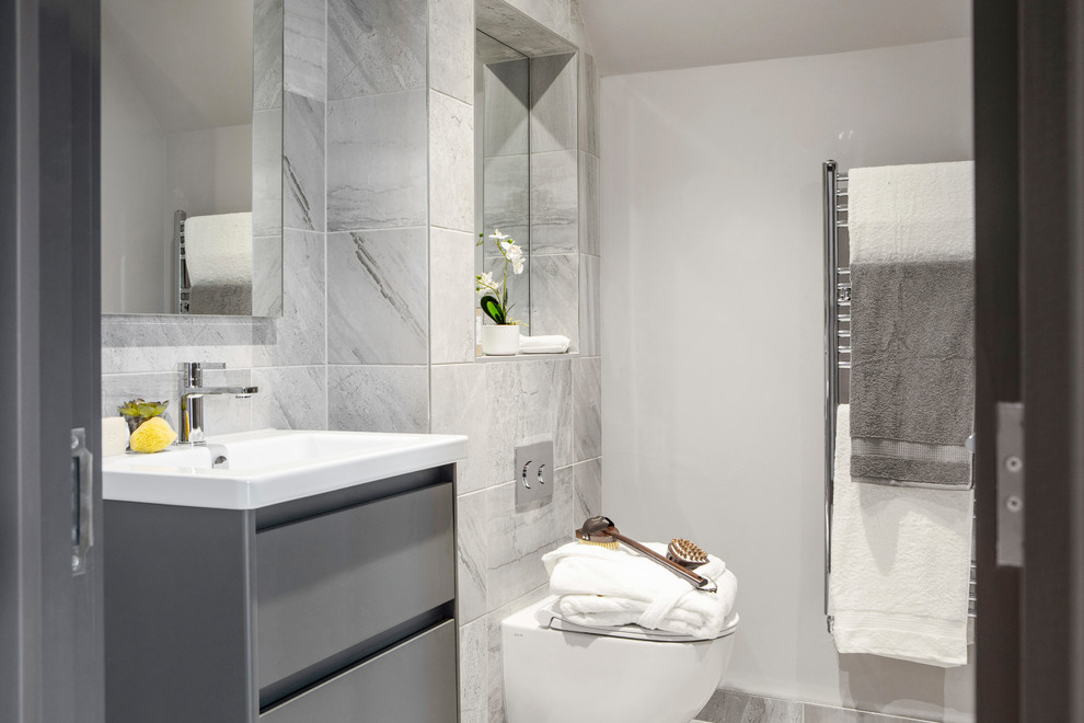 Modelo de cuarto de baño principal contemporáneo con puertas de armario grises y baldosas y/o azulejos de porcelana