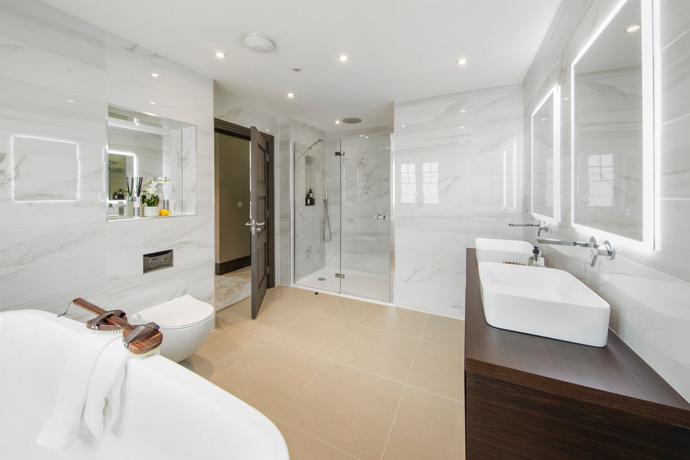 Foto de cuarto de baño principal contemporáneo con bañera exenta y ducha a ras de suelo