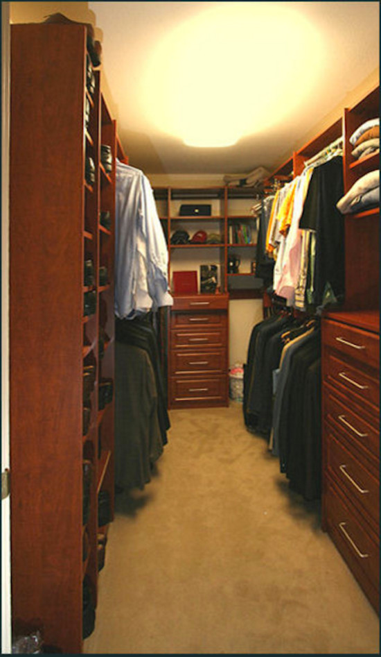 Diseño de armario y vestidor ecléctico grande con armarios con paneles empotrados y puertas de armario de madera oscura
