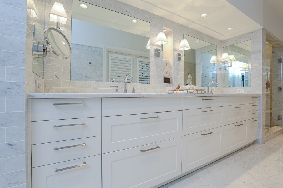 Foto på ett mycket stort funkis badrum, med skåp i shakerstil och vita skåp