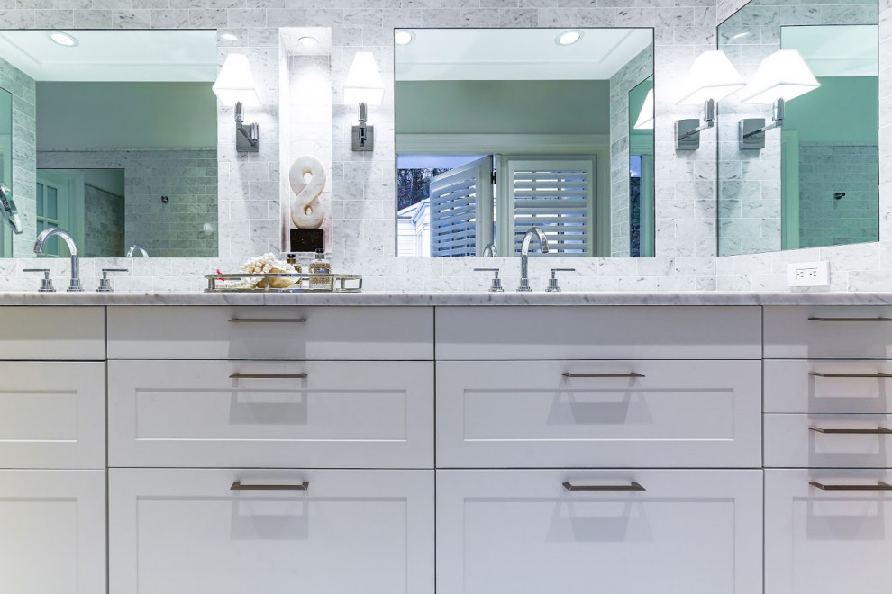 Cette image montre une très grande salle de bain minimaliste avec un placard à porte shaker et des portes de placard blanches.