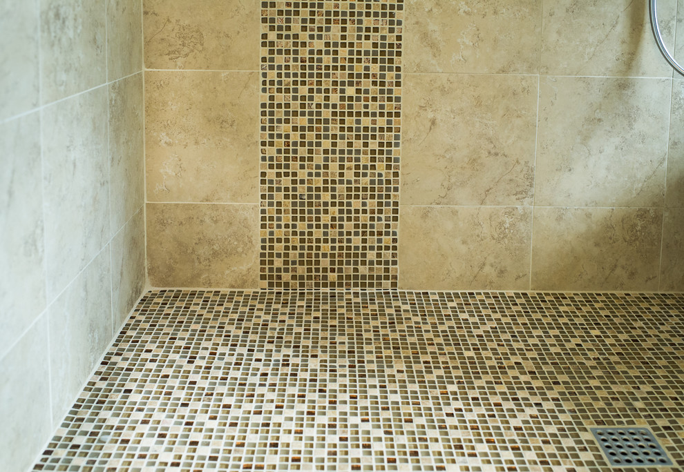 Ispirazione per una grande stanza da bagno padronale classica con ante con riquadro incassato, ante beige e top in marmo