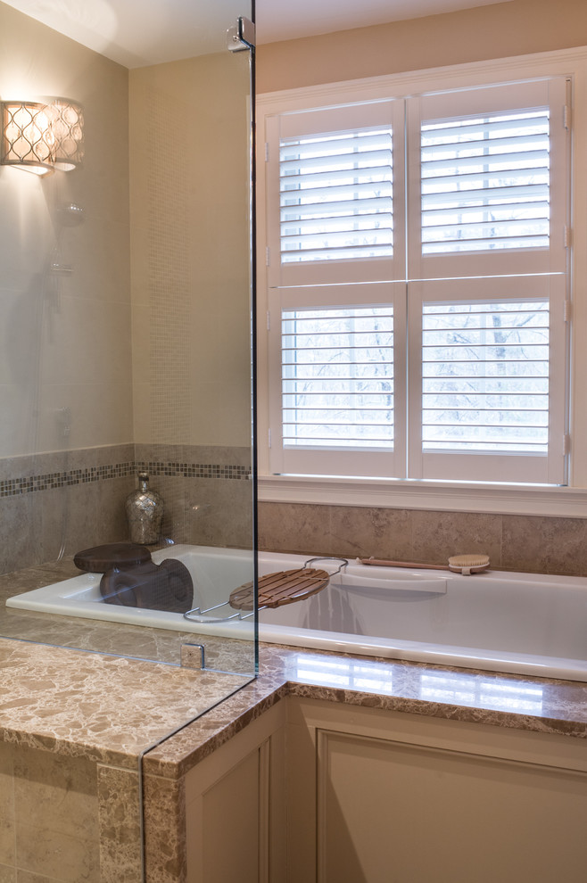 Foto de cuarto de baño principal clásico renovado grande con armarios con paneles empotrados, puertas de armario beige y encimera de mármol