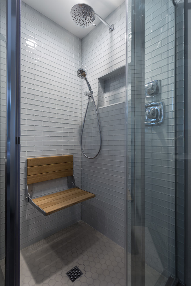 Пример оригинального дизайна: маленькая ванная комната в стиле неоклассика (современная классика) с фасадами островного типа, серыми фасадами, ванной в нише, угловым душем, раздельным унитазом, разноцветной плиткой, плиткой кабанчик, серыми стенами, полом из керамической плитки, душевой кабиной, монолитной раковиной и столешницей из искусственного кварца для на участке и в саду