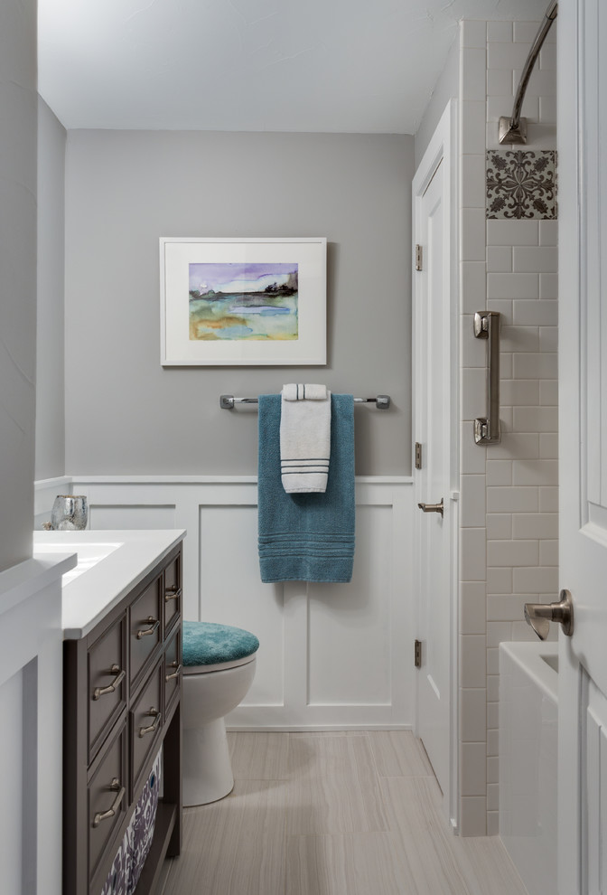 Идея дизайна: маленькая ванная комната в стиле неоклассика (современная классика) с фасадами островного типа, серыми фасадами, ванной в нише, угловым душем, раздельным унитазом, разноцветной плиткой, плиткой кабанчик, серыми стенами, полом из керамической плитки, душевой кабиной, монолитной раковиной и столешницей из искусственного кварца для на участке и в саду