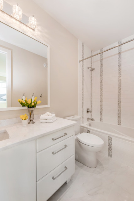 Mittelgroßes Klassisches Badezimmer En Suite mit weißen Schränken, Duschbadewanne und beiger Wandfarbe in Sonstige