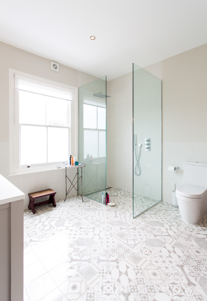 Exemple d'une salle de bain tendance de taille moyenne pour enfant avec WC séparés, un mur gris et un sol en carrelage de céramique.