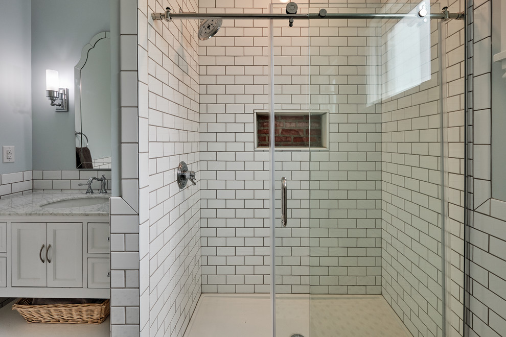 На фото: маленькая ванная комната в стиле фьюжн с фасадами островного типа, белыми фасадами, душем в нише, раздельным унитазом, белой плиткой, плиткой кабанчик, серыми стенами, полом из мозаичной плитки, душевой кабиной, врезной раковиной, столешницей из оникса, белым полом, душем с распашными дверями и разноцветной столешницей для на участке и в саду с